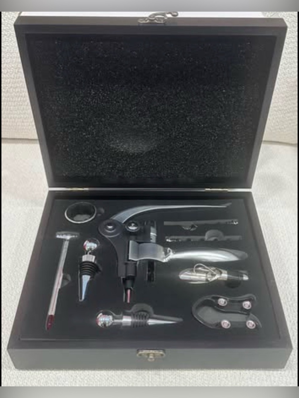 New in Box Hotel Collection Wine Accessory Kit w Wood Box